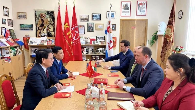 Первый секретарь ЦК КПБ Сергей Сыранков встречается с Послом Вьетнама Нгуен Ван Чунгом. Фото: baoquocte.vn