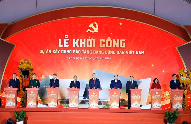 Генеральный секретарь ЦК КПВ То Лам, Премьер-министр Фам Минь Тьинь, действующие и бывшие руководители Партии и Государства нажимают кнопку в знак начала строительства Музея. Фото: ВИА
