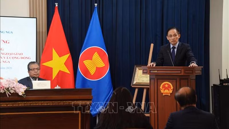 Министр иностранных дел Ле Хоай Чунг выступает на встрече. Фото: ВИА