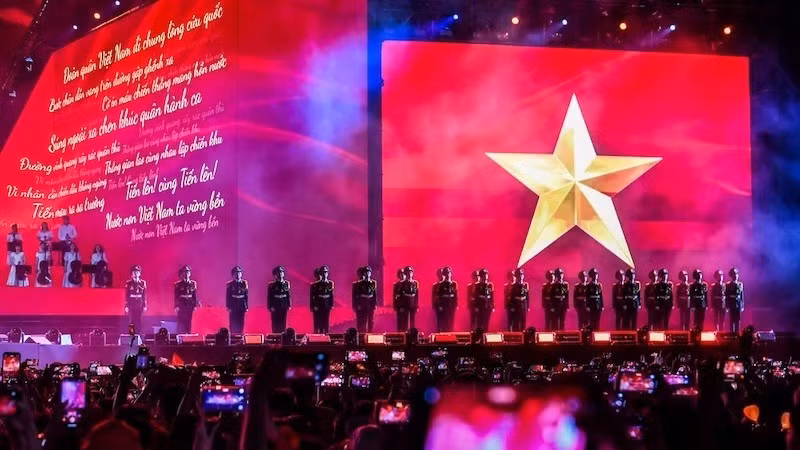 Концерт «Отечество в сердце», организованный газетой «Нянзан». Фото: Тхань Дат