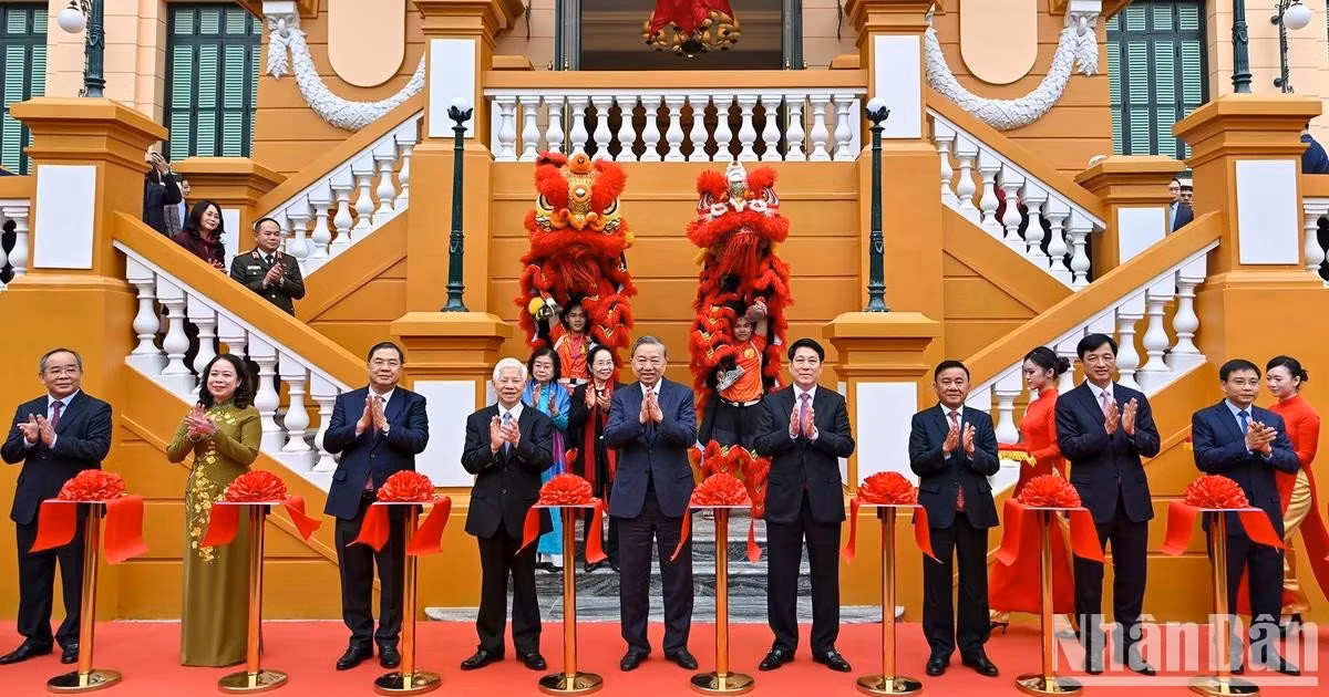 Генеральный секретарь ЦК КПВ То Лам, Президент Лыонг Кыонг, постоянный член Секретариата ЦК КПВ Чан Кам Ту, действующие и бывшие руководители Партии и Государства проводят церемонию перерезания ленты в знак открытия нового здания канцелярии Президента.