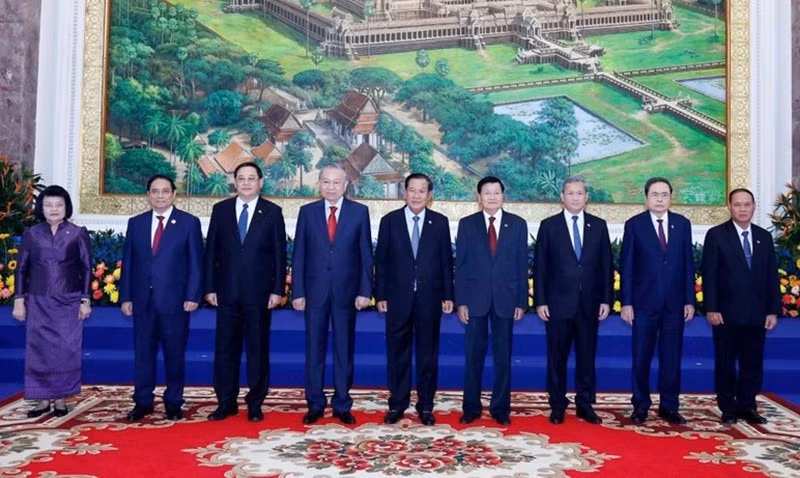 Генсекретарь То Лам; Председатель НПК Самдеч Течо Хун Сен; Генсекретарь и Президент Лаоса Тхонглун Сисулит и руководители трех стран на встрече. Фото: ВИА