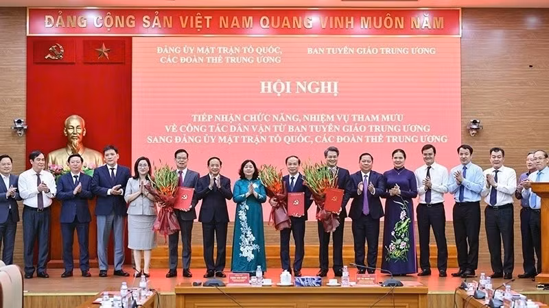 Руководители Парткома ОФВ, центральных общественных организаций и руководители Отдела ЦК КПВ по пропаганде и политическому воспитанию на церемонии. Фото: Минь Дык